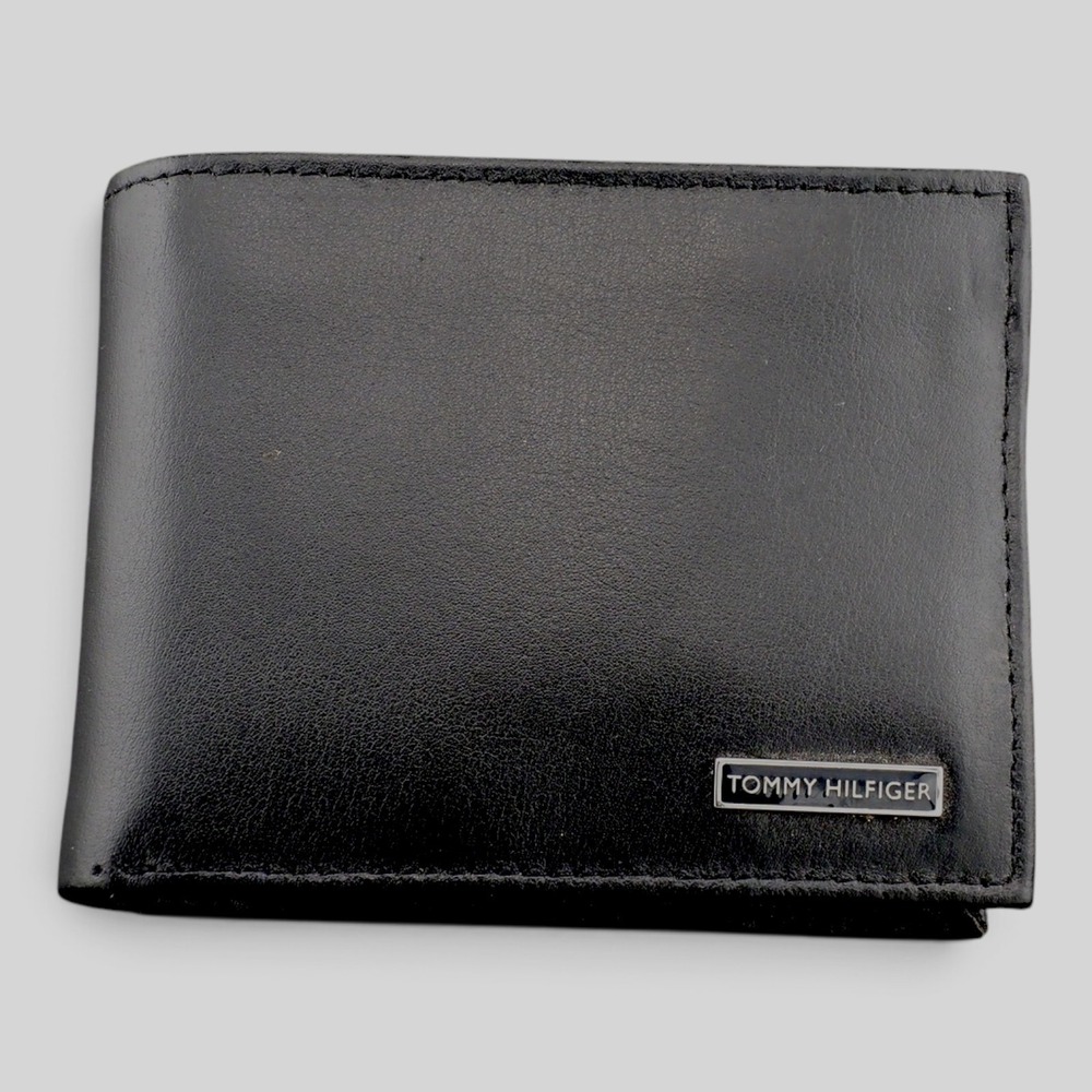 Tommy Hilfiger Mens Black Leather Bifold Wallet with Logo Plaque